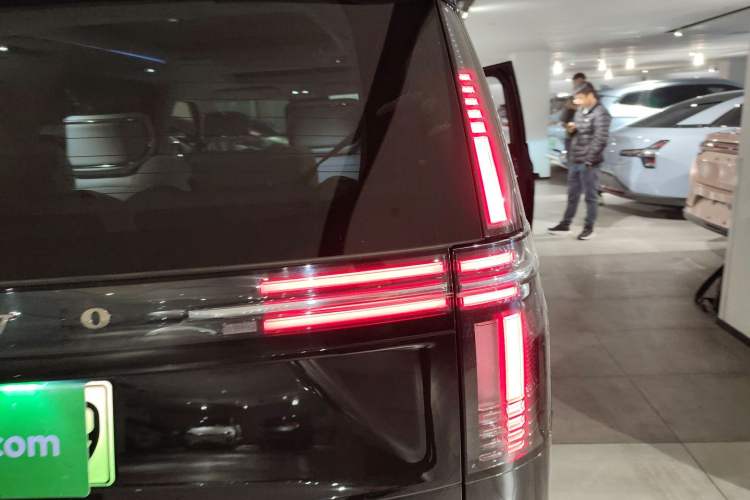 Used Volvo EM90 2025 Ultra Six-Seater Right Rear Taillight
