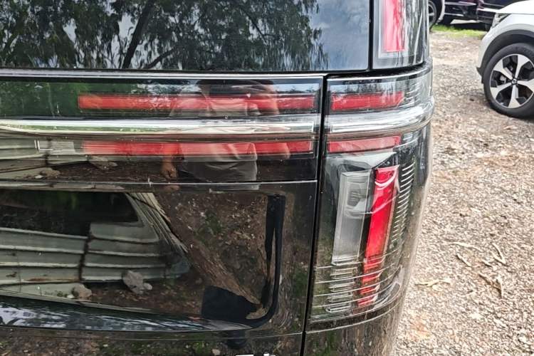 Used Volvo EM90 2025 Ultra Six-Seater Right Rear Taillight