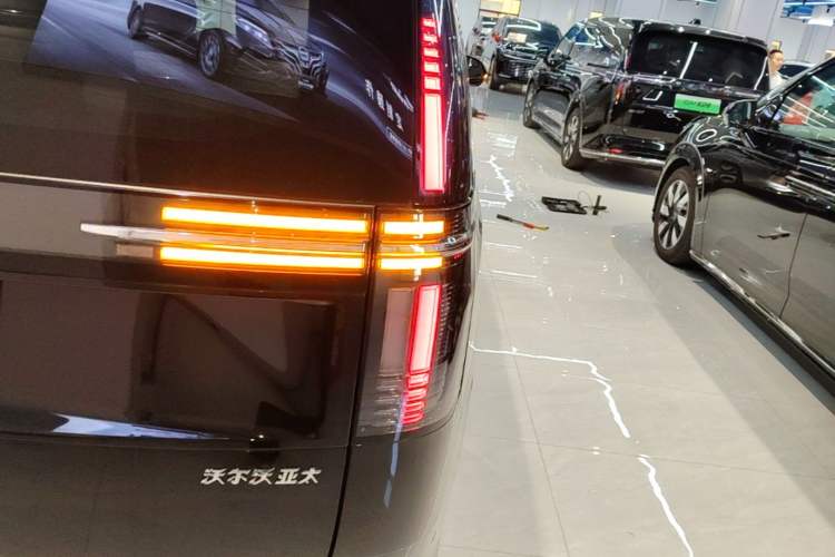 Used Volvo EM90 2025 Ultra Six-Seater Right Rear Taillight