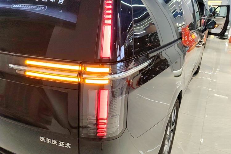 Used Volvo EM90 2025 Ultra Six-Seater Right Rear Taillight