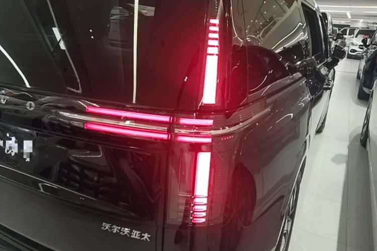 Used Volvo EM90 2025 Ultra Six-Seater Right Rear Taillight