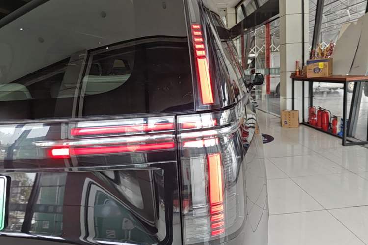 Used Volvo EM90 2025 Ultra Six-Seater Right Rear Taillight