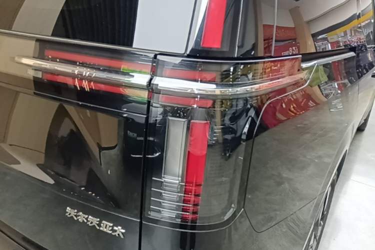 Used Volvo EM90 2025 Ultra Six-Seater Right Rear Taillight