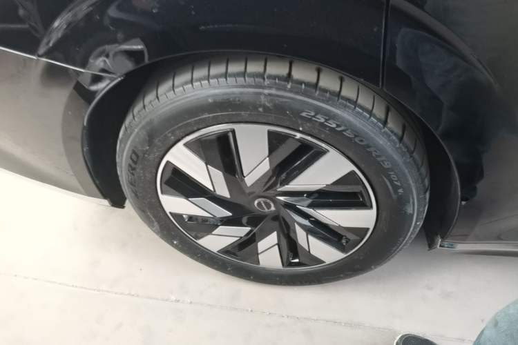 Used Volvo EM90 2025 Ultra Six-Seater Right Rear Wheel Hub