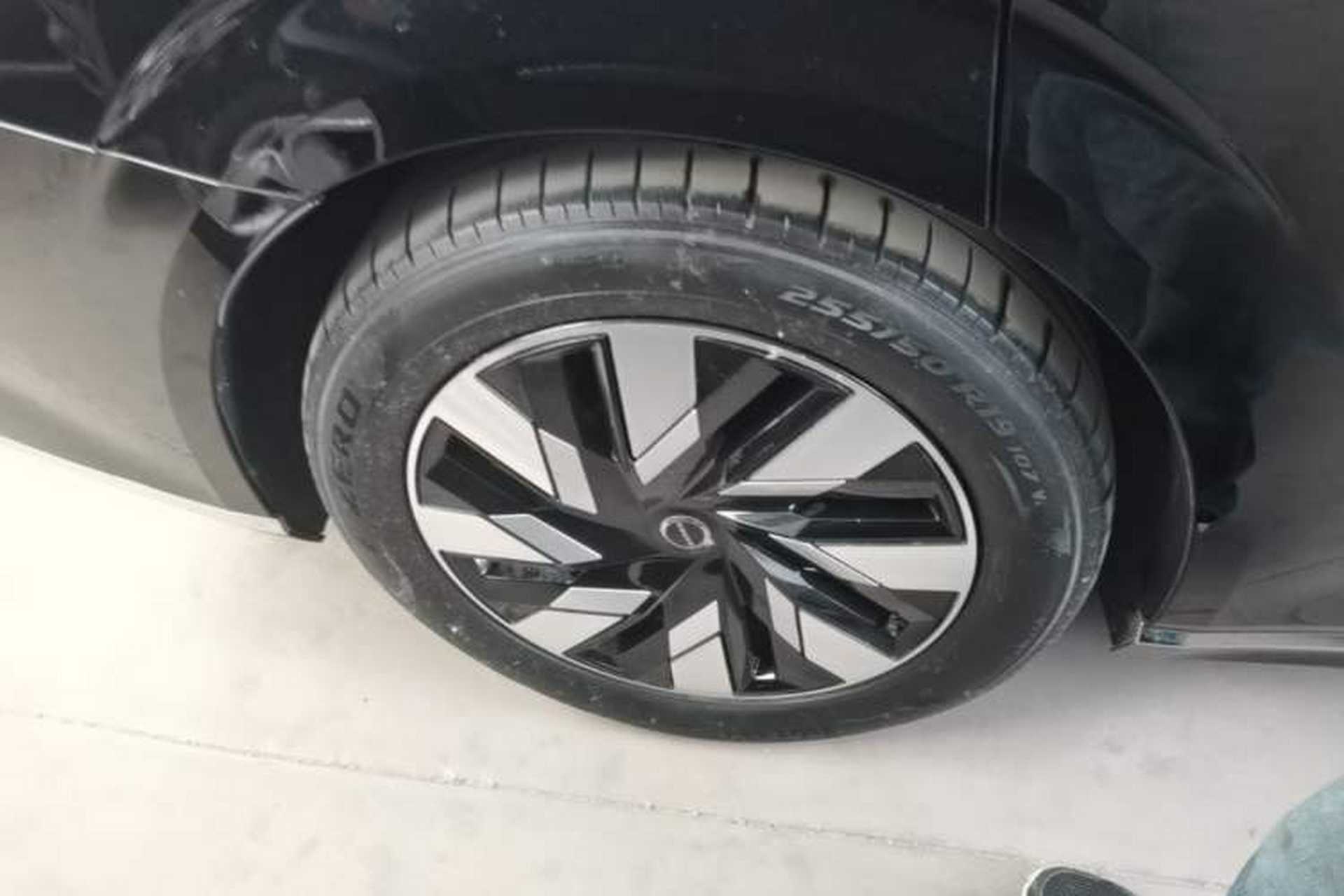 Used Volvo EM90 2025 Ultra Six-Seater Right Rear Wheel Hub