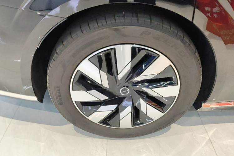 Used Volvo EM90 2025 Ultra Six-Seater Right Rear Wheel Hub