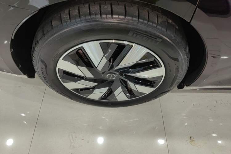 Used Volvo EM90 2025 Ultra Six-Seater Right Rear Wheel Hub