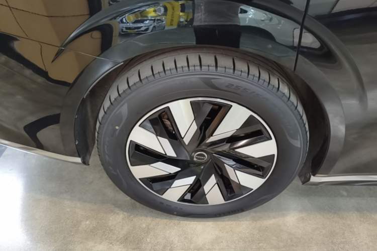 Used Volvo EM90 2025 Ultra Six-Seater Right Rear Wheel Hub