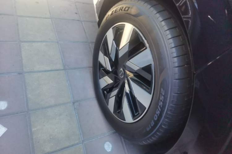 Used Volvo EM90 2025 Ultra Six-Seater Right Rear Wheel Hub