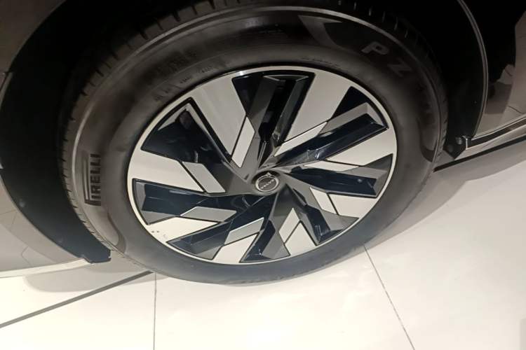 Used Volvo EM90 2025 Ultra Six-Seater Right Rear Wheel Hub