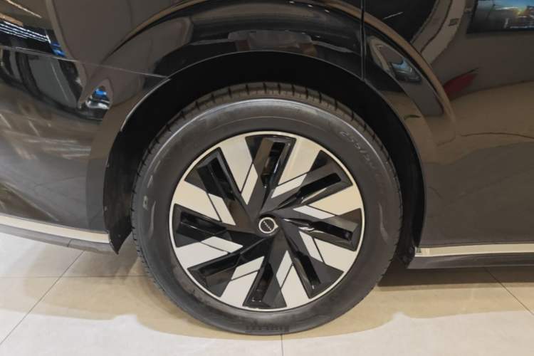 Used Volvo EM90 2025 Ultra Six-Seater Right Rear Wheel Hub