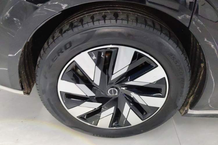 Used Volvo EM90 2025 Ultra Six-Seater Right Rear Wheel Hub