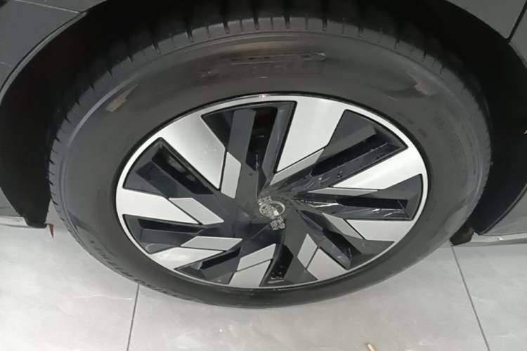 Used Volvo EM90 2025 Ultra Six-Seater Right Rear Wheel Hub