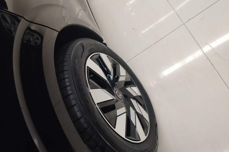 Used Volvo EM90 2025 Ultra Six-Seater Right Rear Wheel Hub
