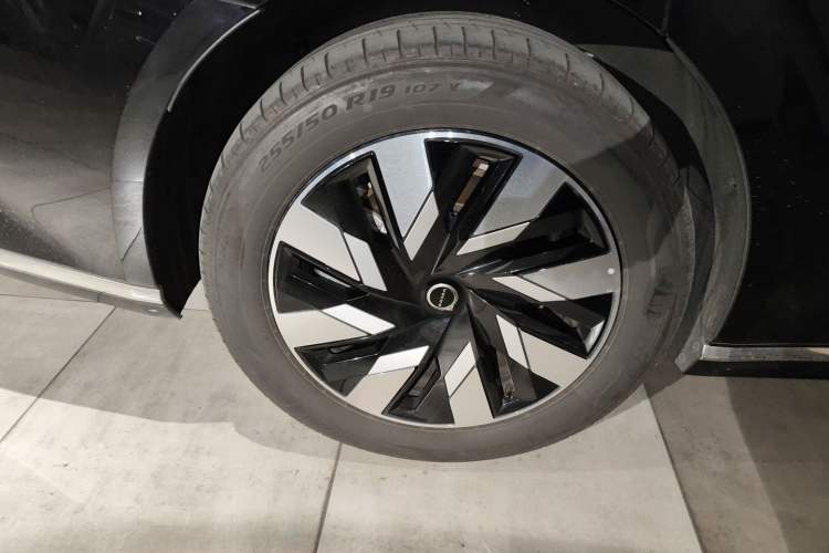 Used Volvo EM90 2025 Ultra Six-Seater Right Rear Wheel Hub