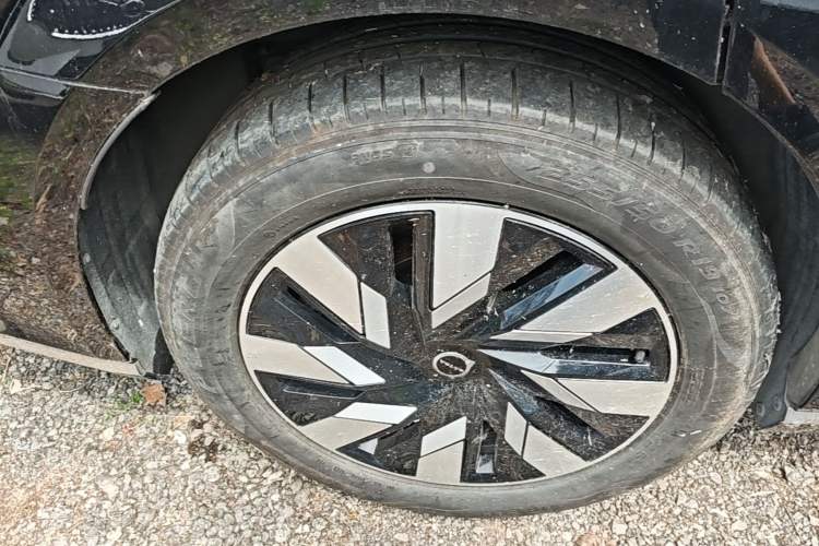 Used Volvo EM90 2025 Ultra Six-Seater Right Rear Wheel Hub
