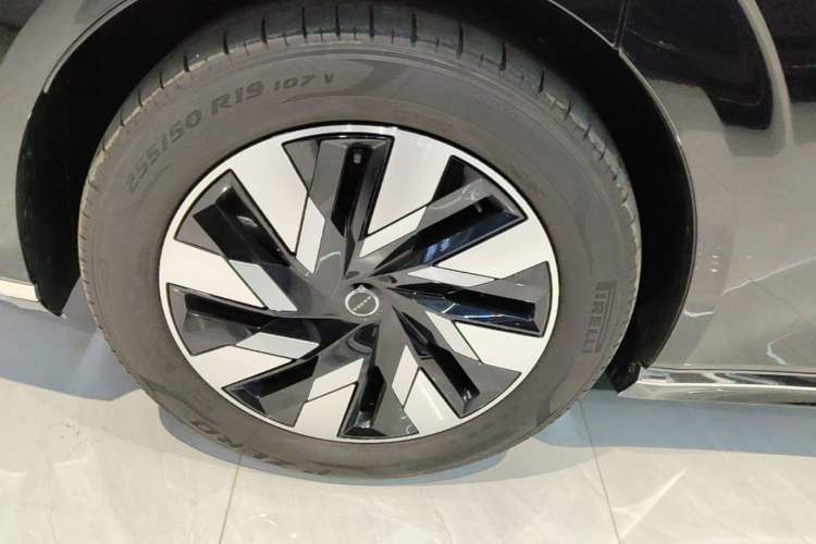 Used Volvo EM90 2025 Ultra Six-Seater Right Rear Wheel Hub