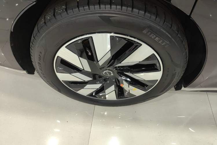 Used Volvo EM90 2025 Ultra Six-Seater Right Rear Wheel Hub