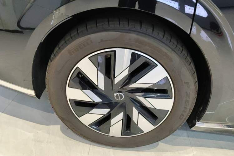 Used Volvo EM90 2025 Ultra Six-Seater Right Rear Wheel Hub