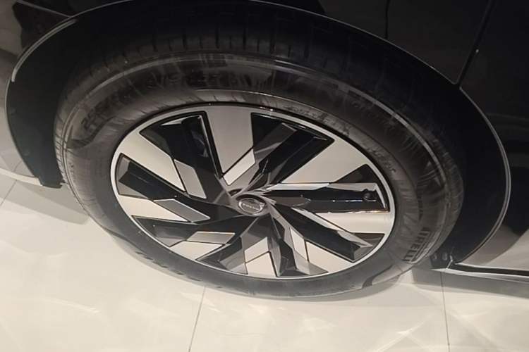 Used Volvo EM90 2025 Ultra Six-Seater Right Rear Wheel Hub
