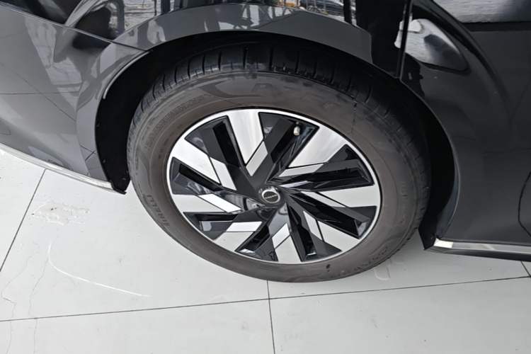 Used Volvo EM90 2025 Ultra Six-Seater Right Rear Wheel Hub