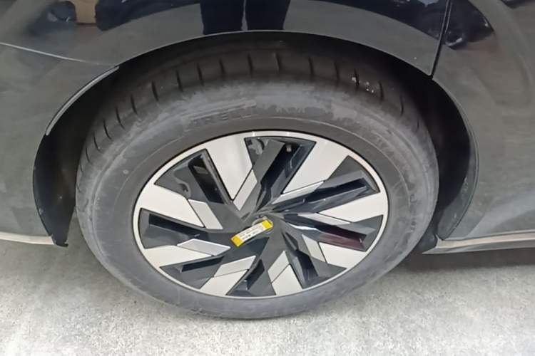 Used Volvo EM90 2025 Ultra Six-Seater Right Rear Wheel Hub