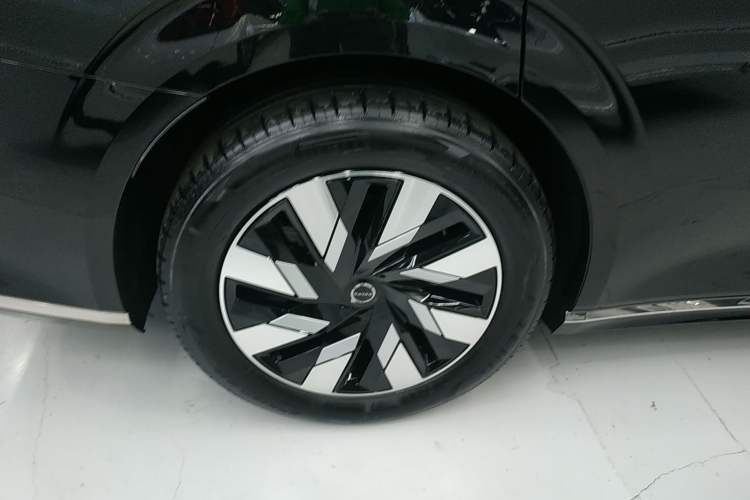 Used Volvo EM90 2025 Ultra Six-Seater Right Rear Wheel Hub