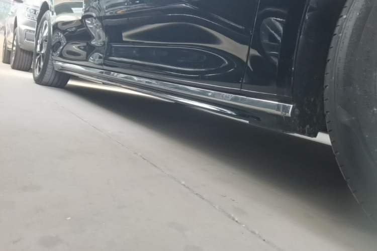 Used Volvo EM90 2025 Ultra Six-Seater Right Side Sill