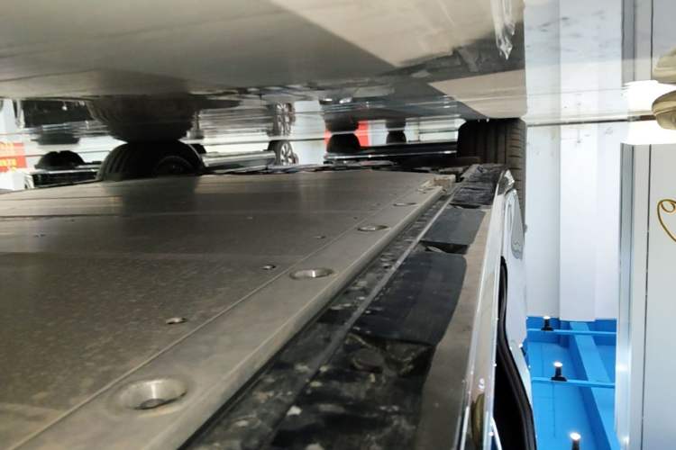 Used Volvo EM90 2025 Ultra Six-Seater Right Side Sill