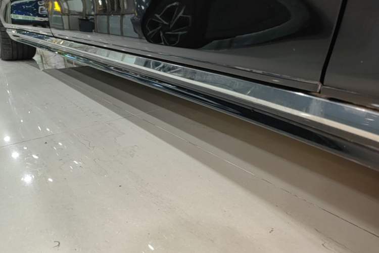 Used Volvo EM90 2025 Ultra Six-Seater Right Side Sill