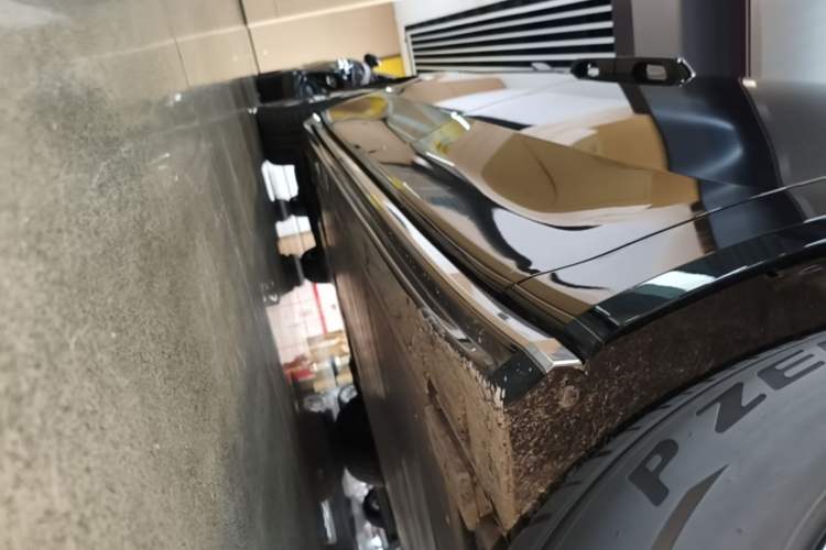 Used Volvo EM90 2025 Ultra Six-Seater Right Side Sill