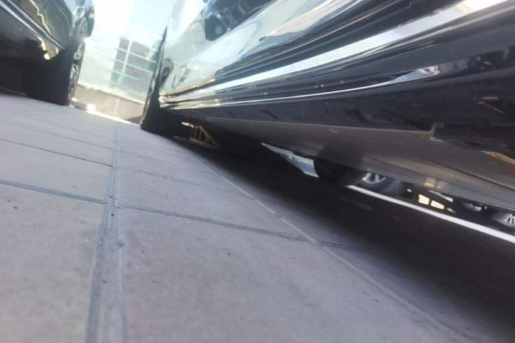 Used Volvo EM90 2025 Ultra Six-Seater Right Side Sill
