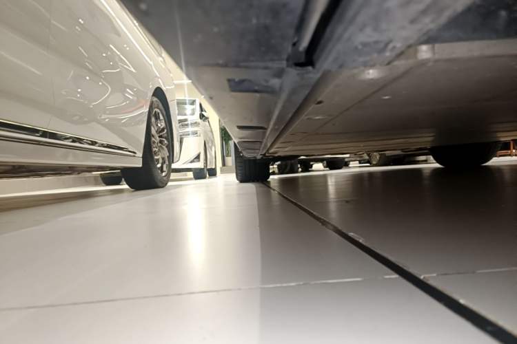 Used Volvo EM90 2025 Ultra Six-Seater Right Side Sill
