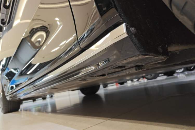 Used Volvo EM90 2025 Ultra Six-Seater Right Side Sill
