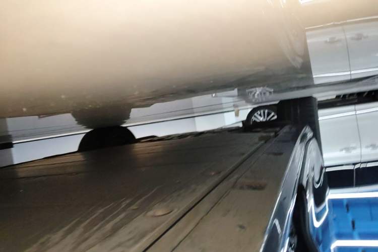 Used Volvo EM90 2025 Ultra Six-Seater Right Side Sill