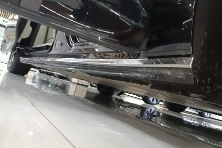 Used Volvo EM90 2025 Ultra Six-Seater Right Side Sill