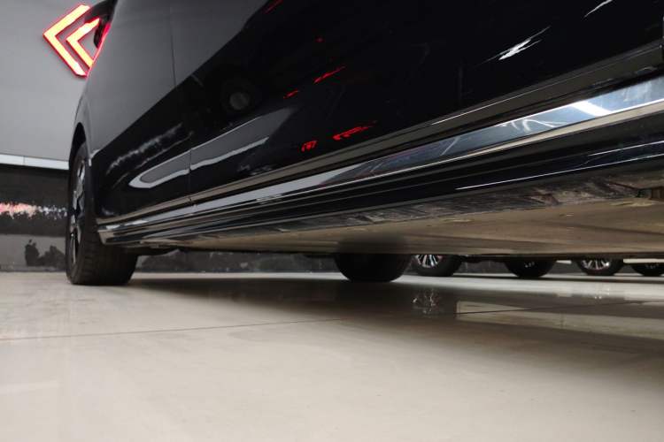 Used Volvo EM90 2025 Ultra Six-Seater Right Side Sill