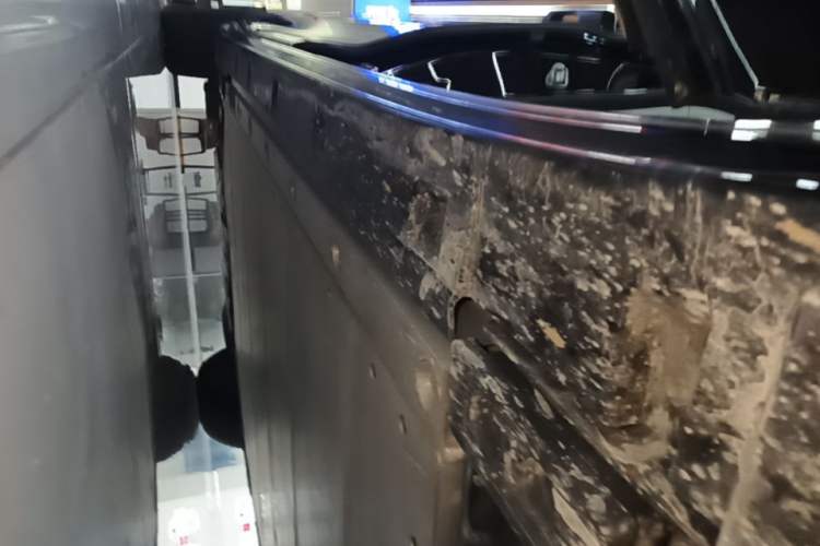 Used Volvo EM90 2025 Ultra Six-Seater Right Side Sill