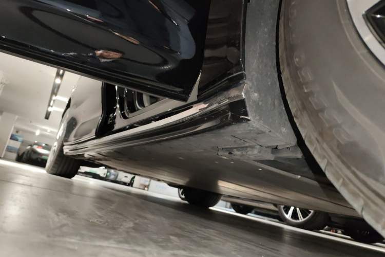 Used Volvo EM90 2025 Ultra Six-Seater Right Side Sill