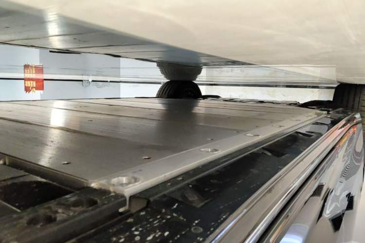 Used Volvo EM90 2025 Ultra Six-Seater Right Side Sill