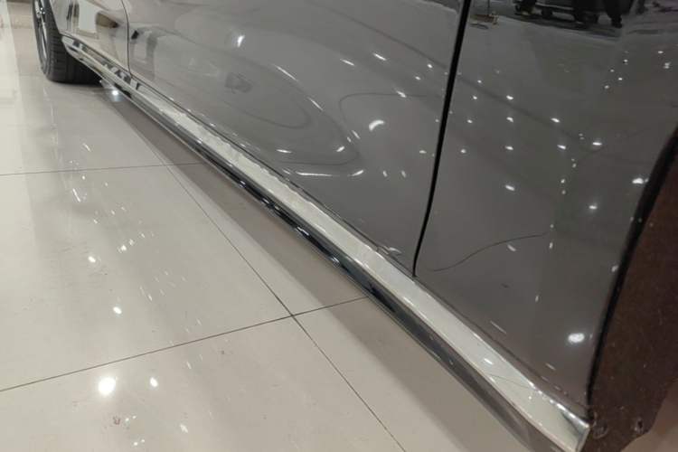 Used Volvo EM90 2025 Ultra Six-Seater Right Side Sill