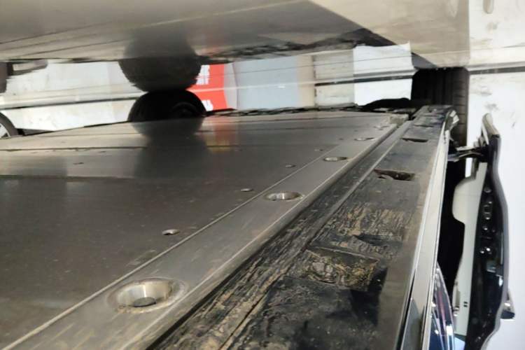 Used Volvo EM90 2025 Ultra Six-Seater Right Side Sill