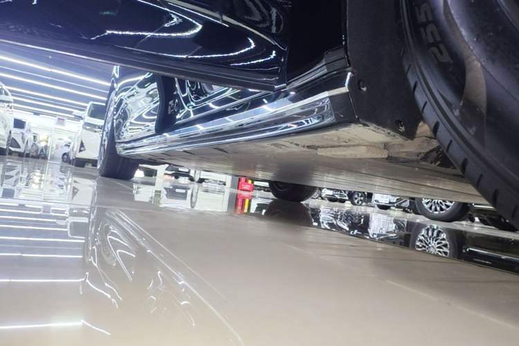 Used Volvo EM90 2025 Ultra Six-Seater Right Side Sill