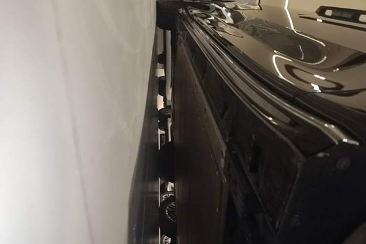 Used Volvo EM90 2025 Ultra Six-Seater Right Side Sill