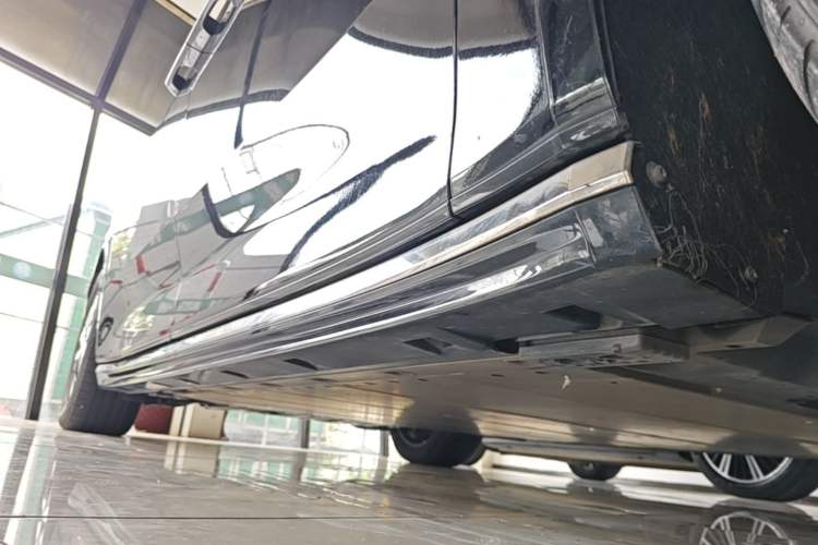 Used Volvo EM90 2025 Ultra Six-Seater Right Side Sill