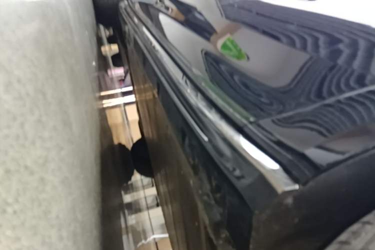 Used Volvo EM90 2025 Ultra Six-Seater Right Side Sill