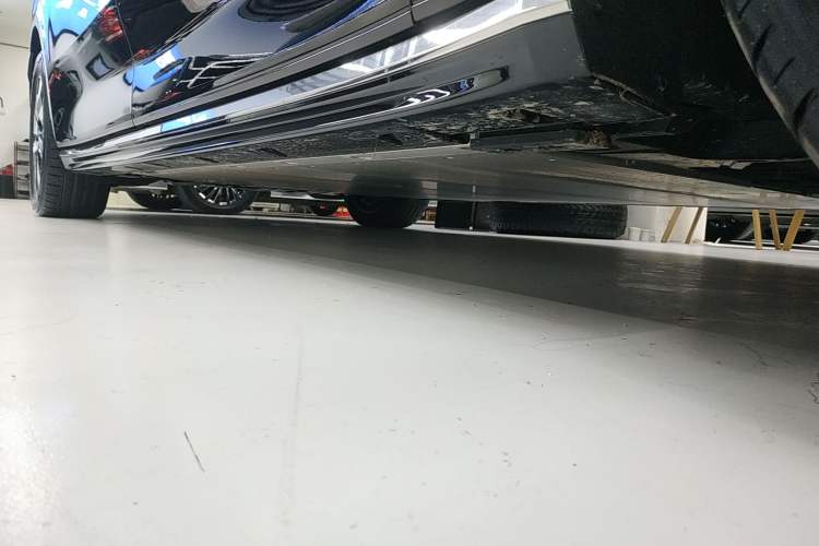 Used Volvo EM90 2025 Ultra Six-Seater Right Side Sill