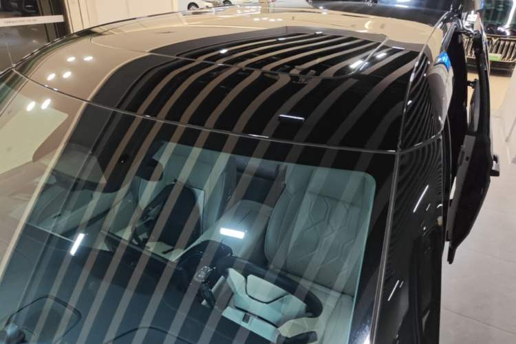 Used Volvo EM90 2025 Ultra Six-Seater Roof