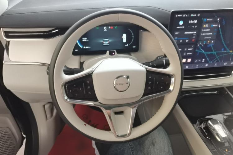 Used Volvo EM90 2025 Ultra Six-Seater Steering Wheel