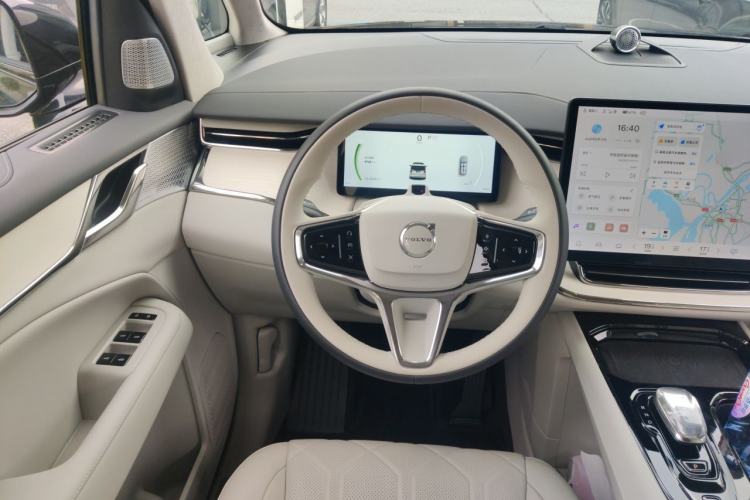 Used Volvo EM90 2025 Ultra Six-Seater Steering Wheel